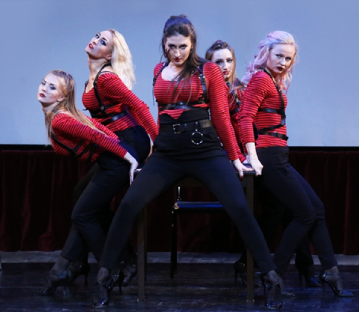 Наталья на выступлении (в центре)