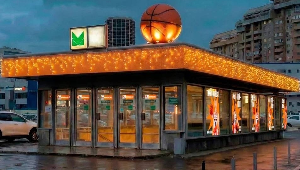 Почему вдруг станция метро «Динамо» в Екатеринбурге окрасилась в оранжевые цвета?