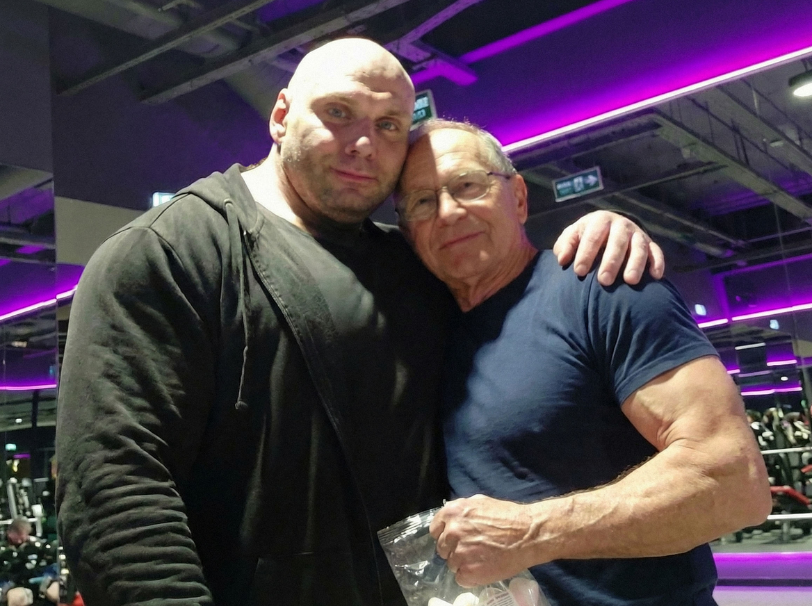 "Школьник" вырос. Прошло больше 26 лет. Эдуарду Михайловичу сейчас 79 лет и он прекрасно помнит меня ещё пацаном с пачкой соли в кармане, а сегодня — слушает мои занудные лекции об инсулиновом транзите белка и стимуляции бета-клеток зефиром. Раньше мы выживали в подвале на солевом растворе, а теперь наука раскладывает анаболизм на атомы, чтобы мы сохраняли и улучшали здоровье.