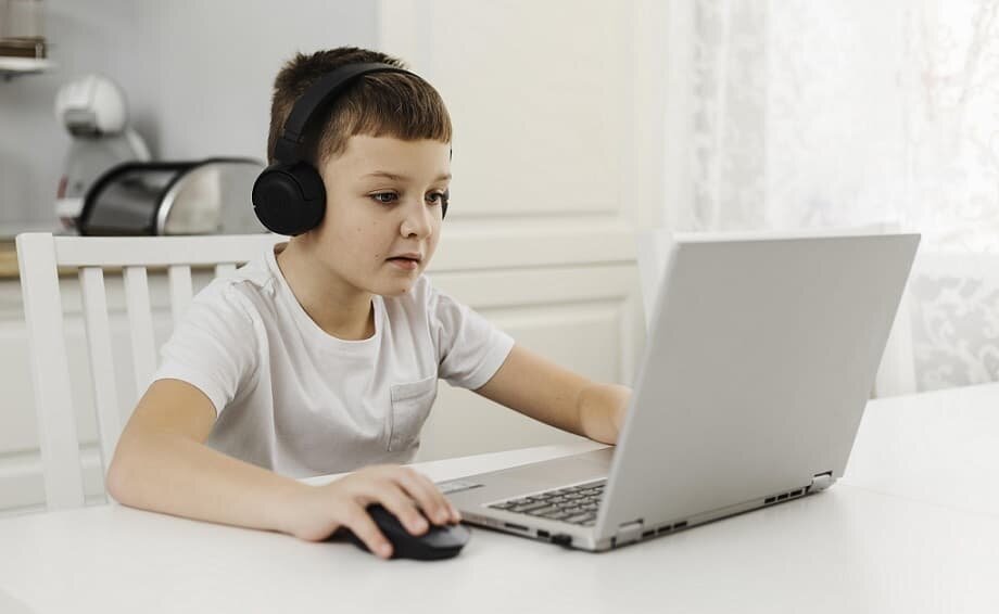 Современный блоггер-школьник