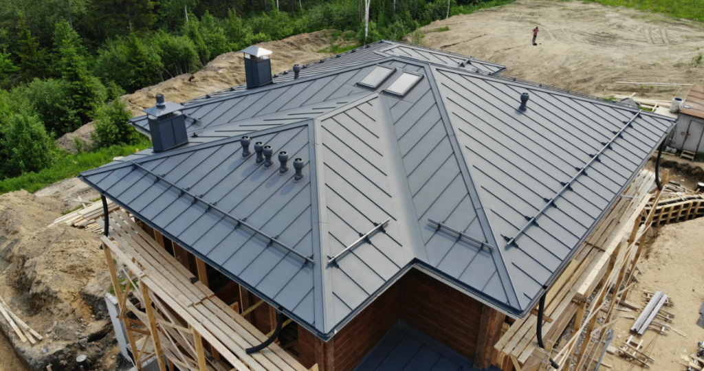 Фальцевая кровля: плюсы, минусы и ошибки монтажа, из-за которых возникают протечки