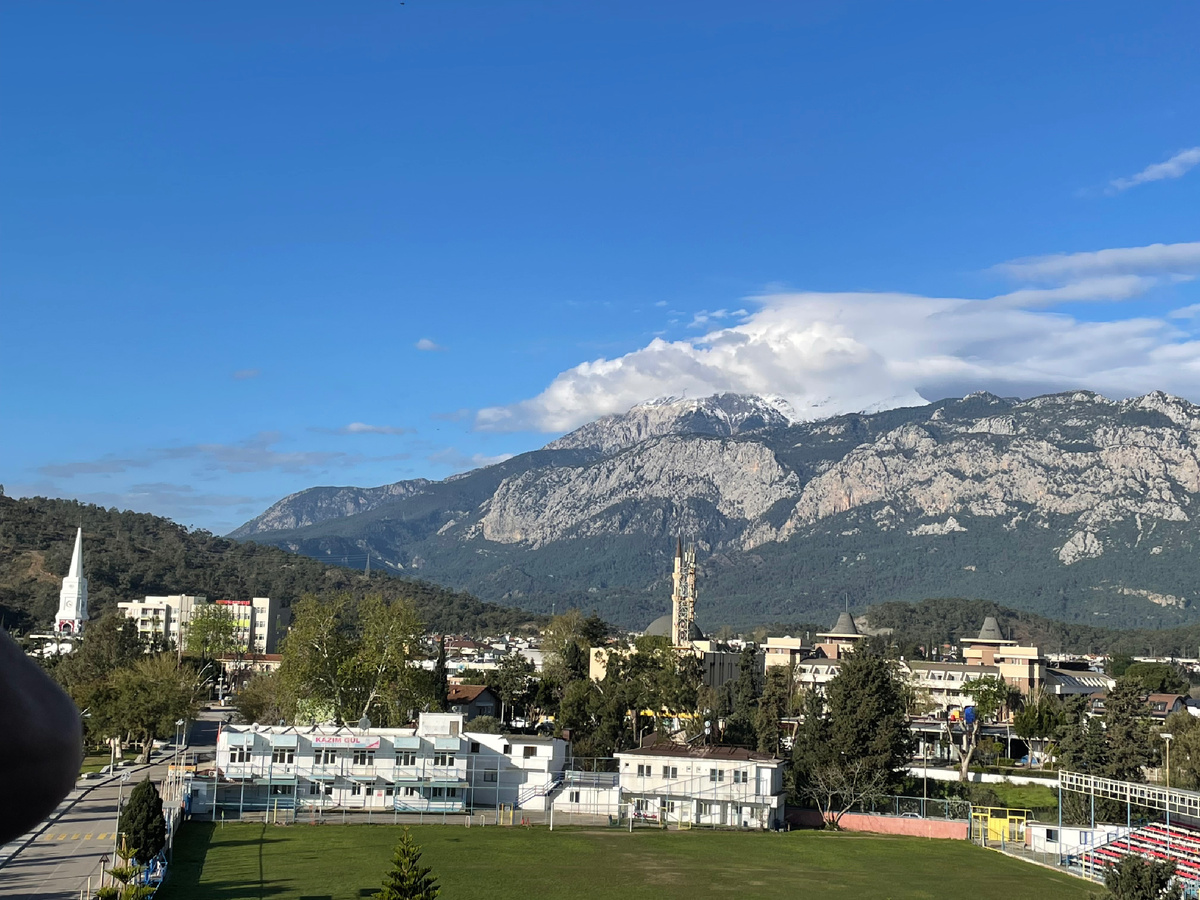 Вид с балкона на гору Тахталы