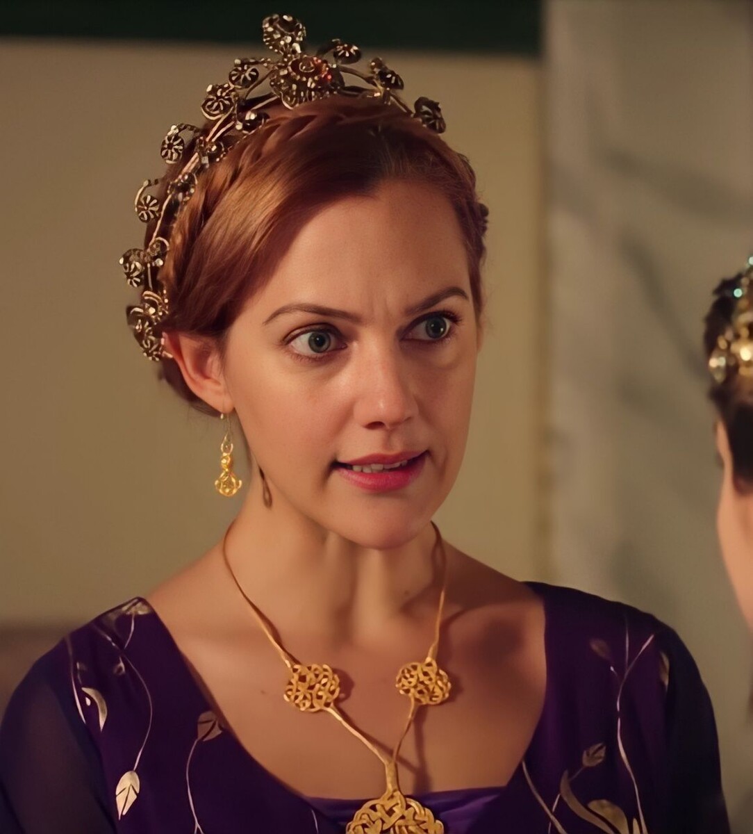 - Ты посмела поднять руку на ту, кого любит повелитель?