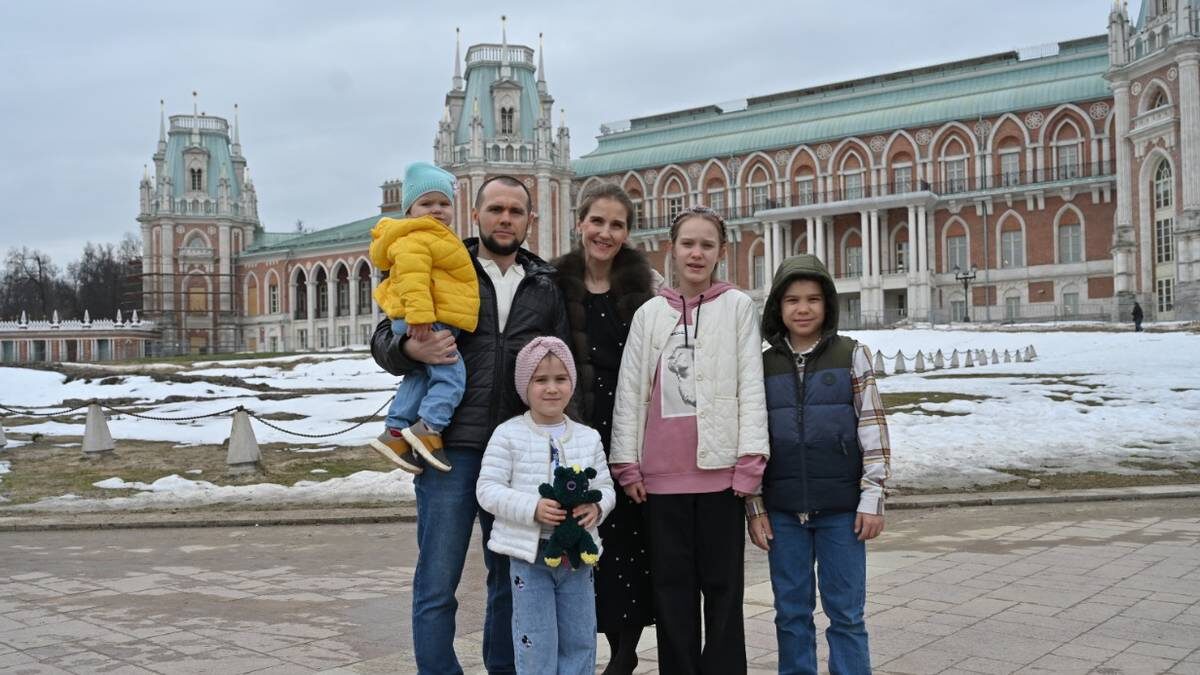    Дружная семья Тропиновых: папа Артем Петрович с малышкой Таисией на руках, Милана, мама Евгения Анатольевна, Виктория и Георгий. Старший сын Александр остался дома с женой и своей маленькой дочкой / Фото: Александр Кочубей / Вечерняя Москва