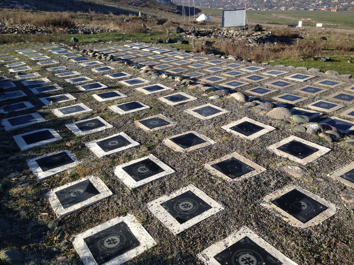    На территории комплекса установлены таблички с именами людей со всего мира, которые смогли победить зависимость. В июне 2013 года на горе Таштар-Ата открылся духовно-архитектурный комплекс, который состоит из четырех строений, посвященных 4 религиям. Официальные представители религиозных конфессий Кыргызстана по приглашению освятили постройки и прочитали молитвы.