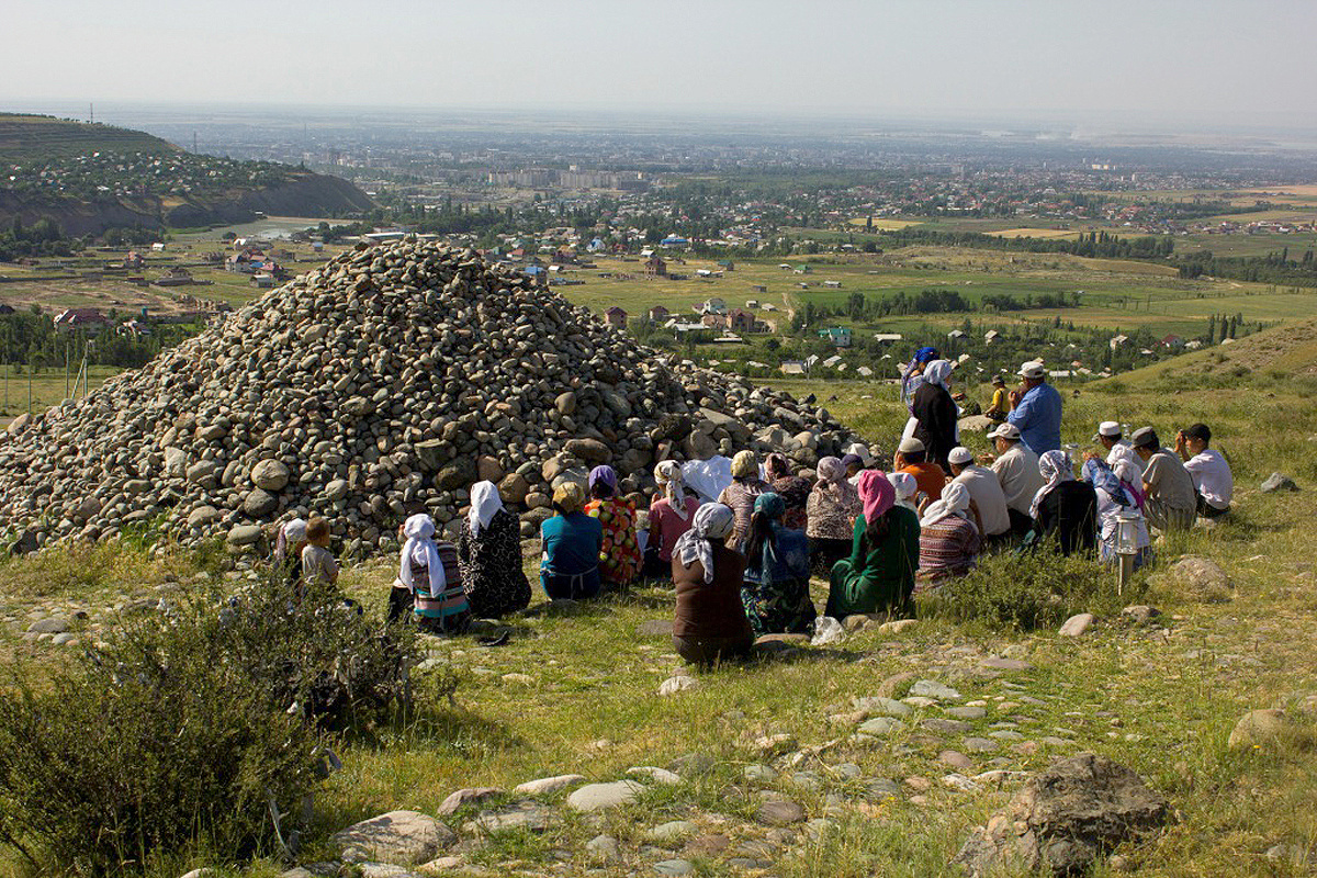    Обоо возникали на особо труднодоступных горных перевалах – после благополучного подъема люди бросали камни в какое-то определенное место, так и появлялись обоо. Предполагалось, что в таких местах обитает дух горы.