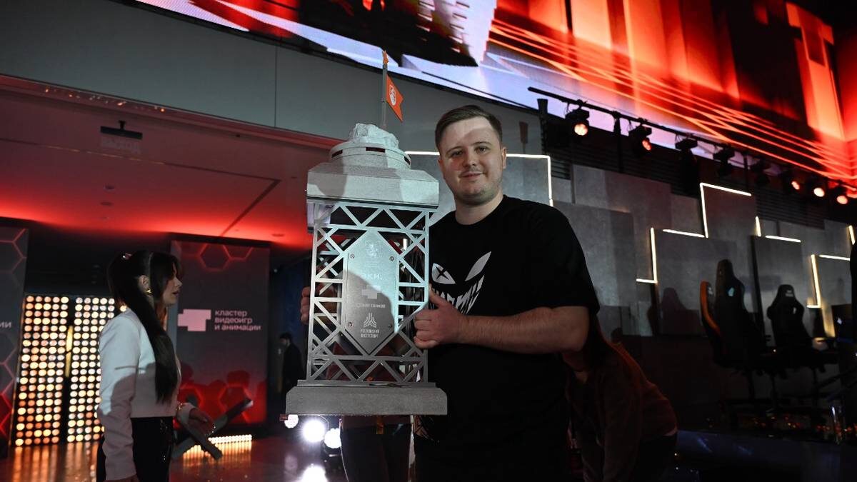    Капитан киберспортивной команды Enemy Евгейний Эйхман (ceisa) получил приз на чемпионате «Кибергерои Москвы». Киберспортсмены выиграли 5 миллионов рублей / Фото: Анатолий Цымбалюк / Вечерняя Москва