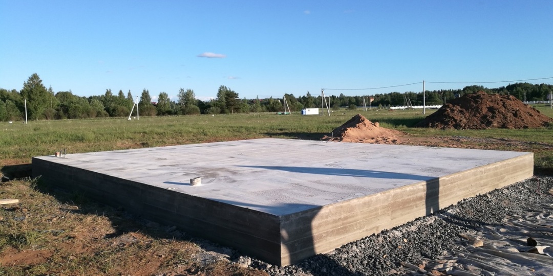 Плитный фундамент для деревянного дома: расчёт, технология и типичные ошибки