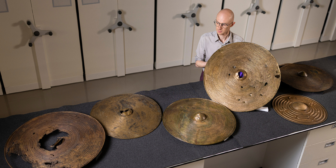 На дне болота торфяники наткнулись на древние бронзовые щиты возрастом больше 3000 лет