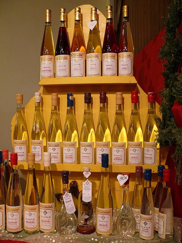 dynamosquito from France. Эльзасские спиртные напитки, собранные на рождественской ярмарке в Кольмаре, Верхний Рейн, Эльзас, Франция, декабрь 2008 года.