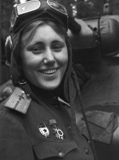 Александра Григорьевна Самусенко - заместитель командира танкового батальона.