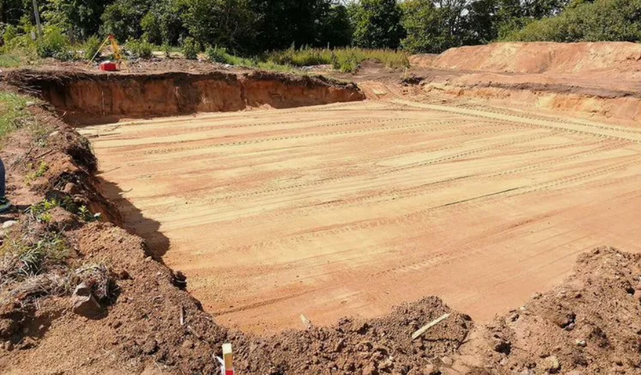 Как правильно выровнять участок под дом: 8 ошибок, которые приводят к перекосу фундамента