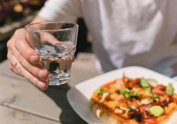 Можно ли запивать еду?