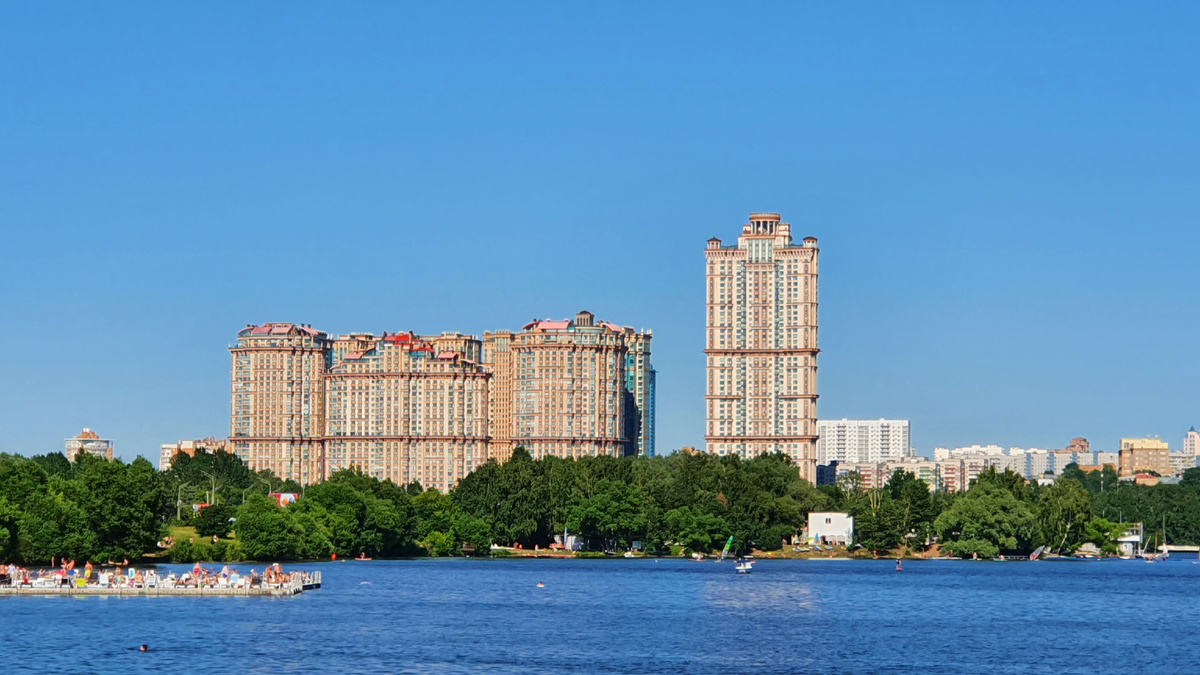 ЖК «Алые Паруса». Фотография с западной части пляжной зоны.