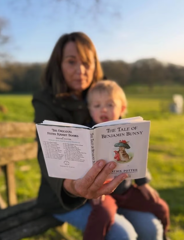 Брат принцессы Уэльской рассказал о своей семейной жизни, опубликовав фотографию их матери Кэрол Миддлтон, читающей своему сыну Иниго.