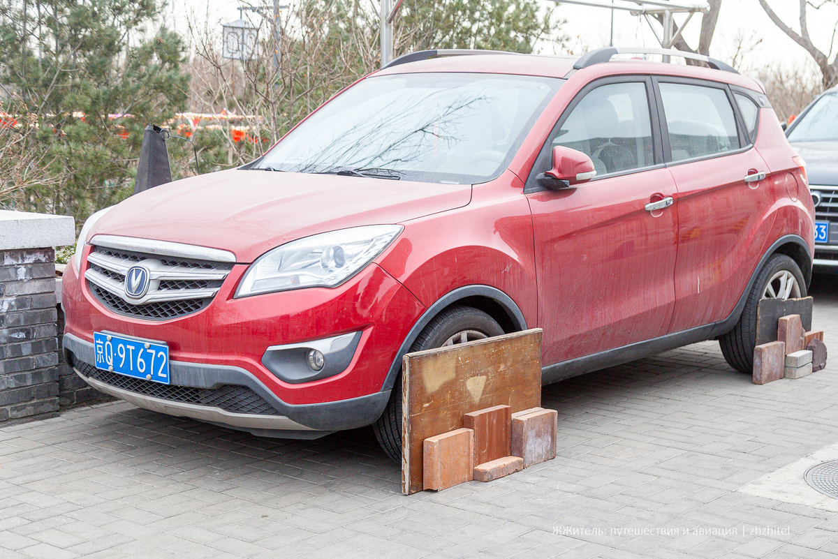 Зачем китайцы ставят доски у колёс машин?