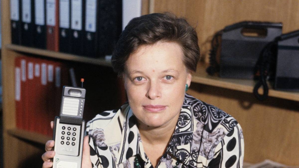    Сотрудница телефонной компании демонстрирует сотовый радиотелефон еще 1 июня 1994 года / Фото: Юрий Заритовский / РИА Новости