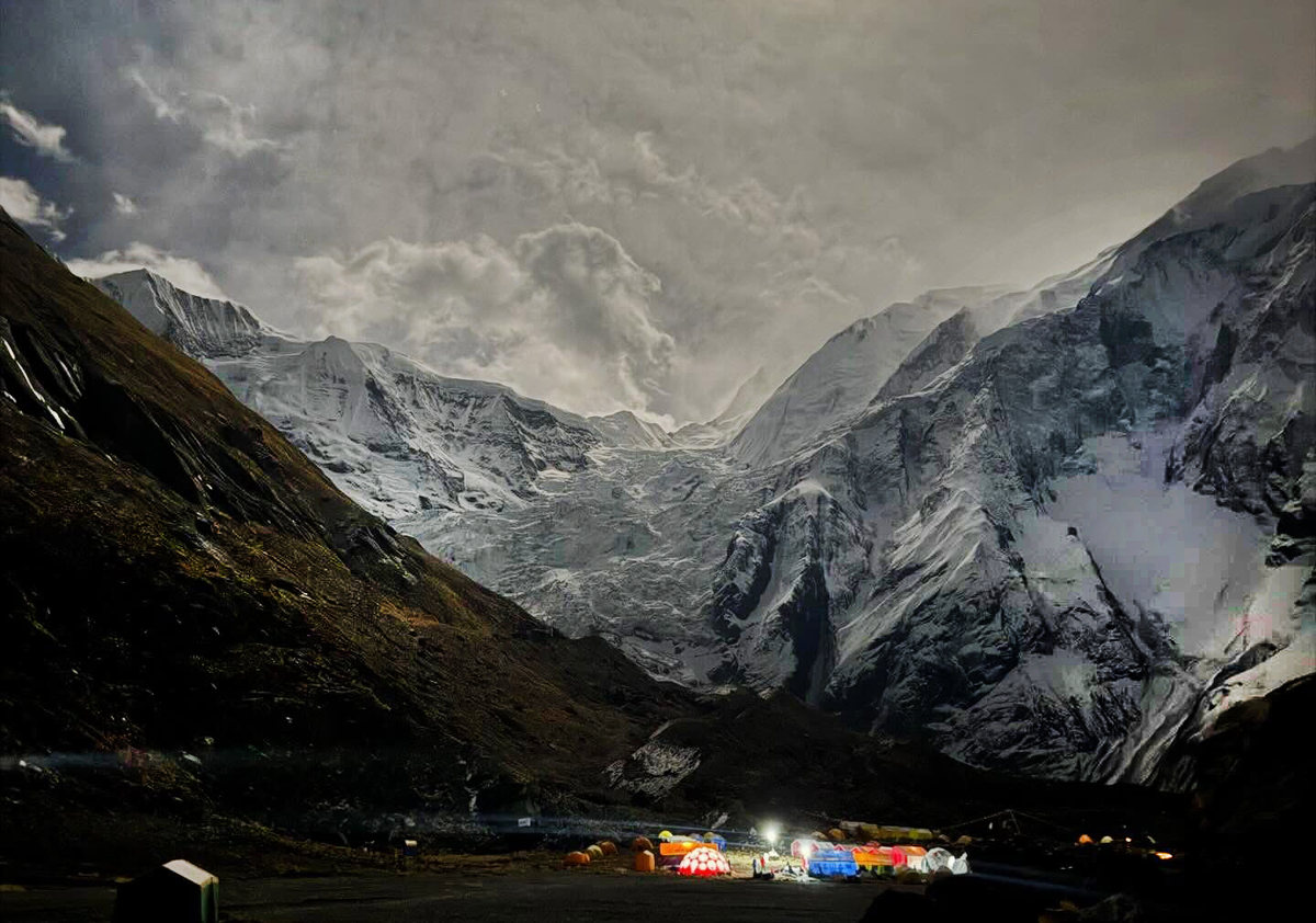 Базовый лагерь Аннапурны при свете полной луны. Фото: Антон Пуговкин