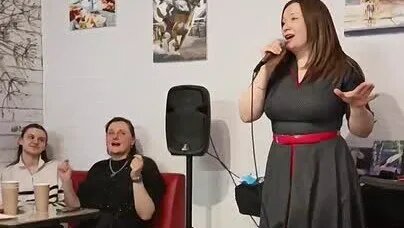 Каждая песня в исполнении Инги — это не просто звук, а «мост между поколениями», выстроенный из искренности и света. 