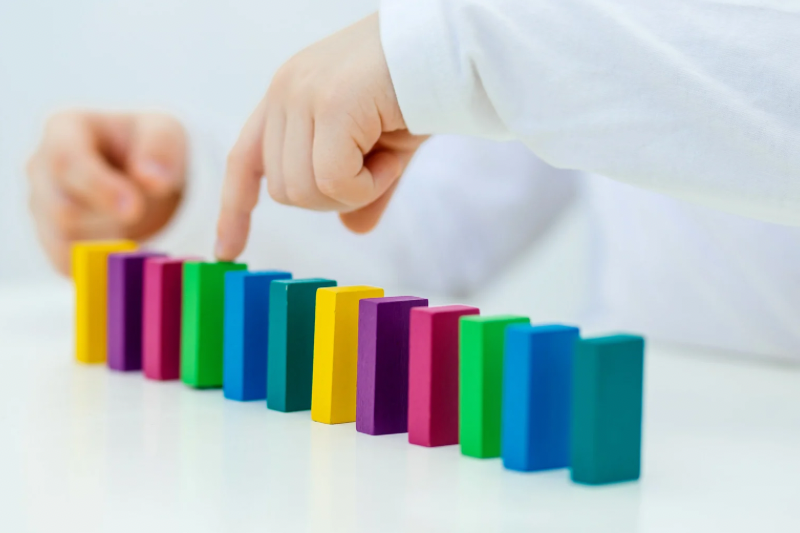 Ребенок выстраивает игрушки в ряд - это аутизм?