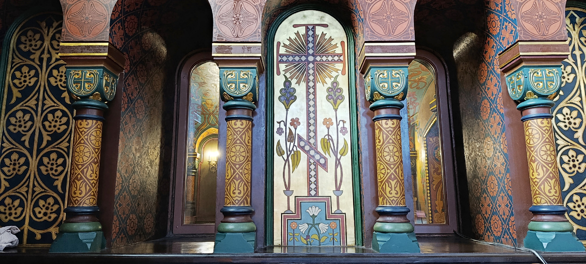 У входа в молельный зал церкви Успения Пресвятой Богородицы