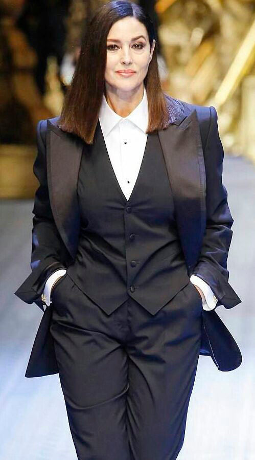 Смокинг-тройка с жилетом. Мужской крой делает хрупкой любую женщину. Этот приём работает безотказно. Фото: открытые источники