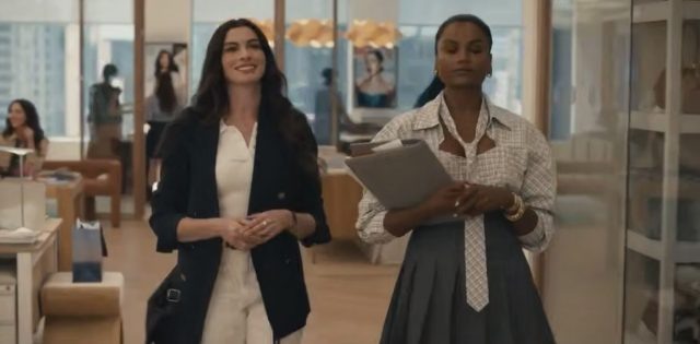    Энн Хэтэуэй и Симона Эшли. Кадр из трейлер «Дьявол носит Prada 2» (The Devil Wears Prada 2)