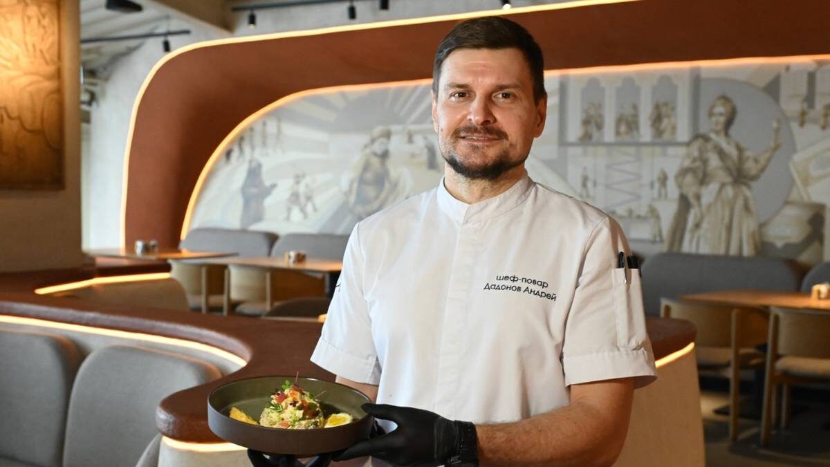    Шеф-повар столичного ресторана неорусской кухни Андрей Дадонов демонстрирует салат оливье / Фото: Мария Хапцова / Вечерняя Москва