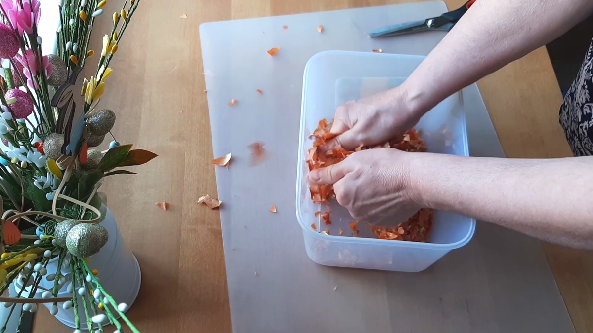 Ломаю шелуху, измельчаю ее.  