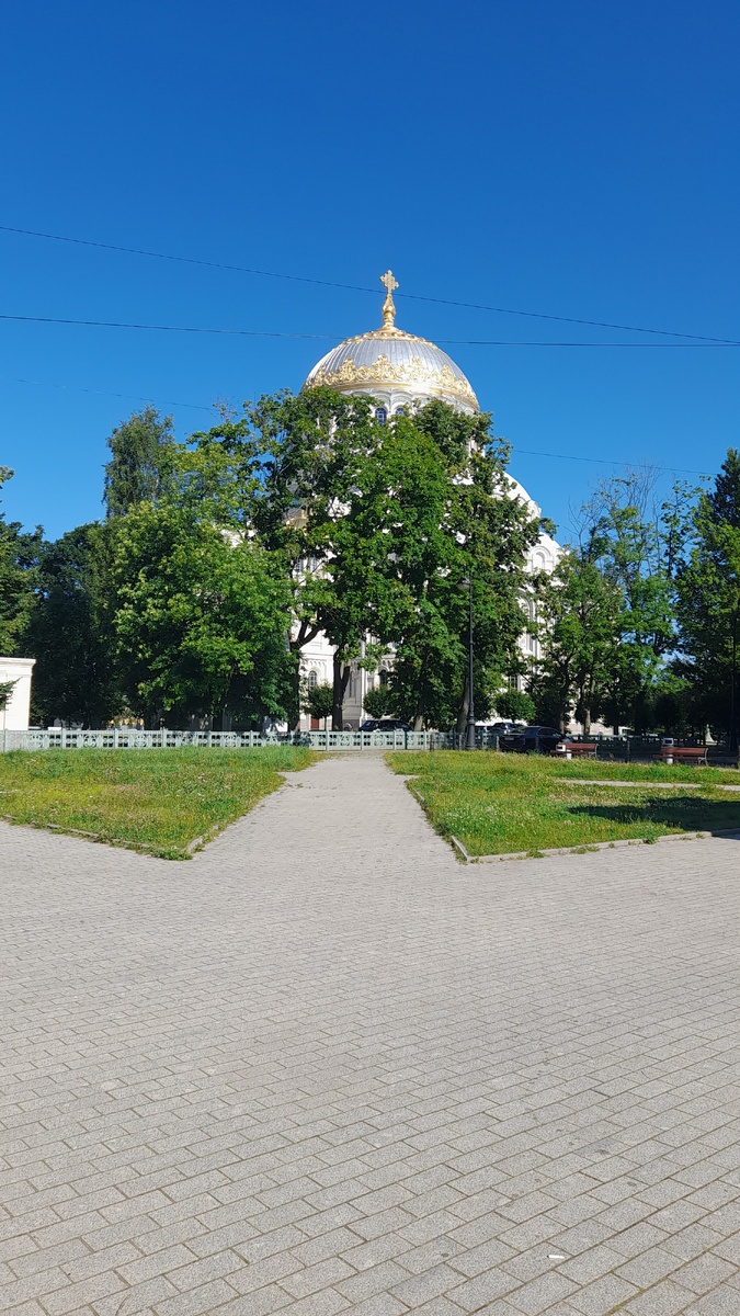 Вид на Никольский морской собор  из Летнего сада, июль 2025