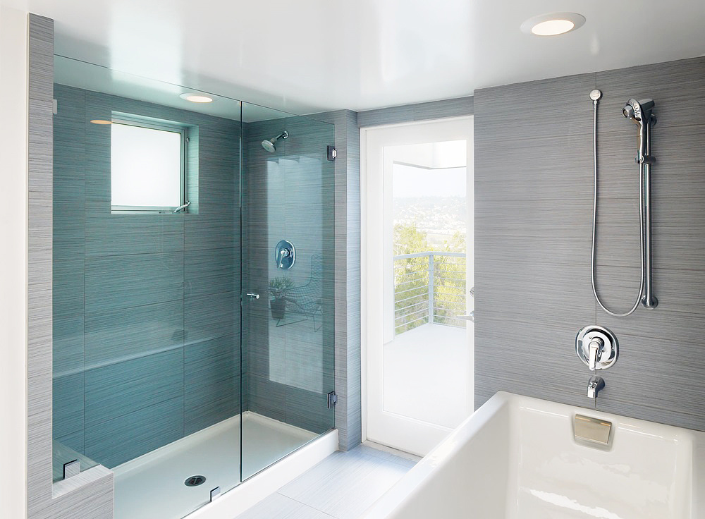 Натяжной потолок в ванной