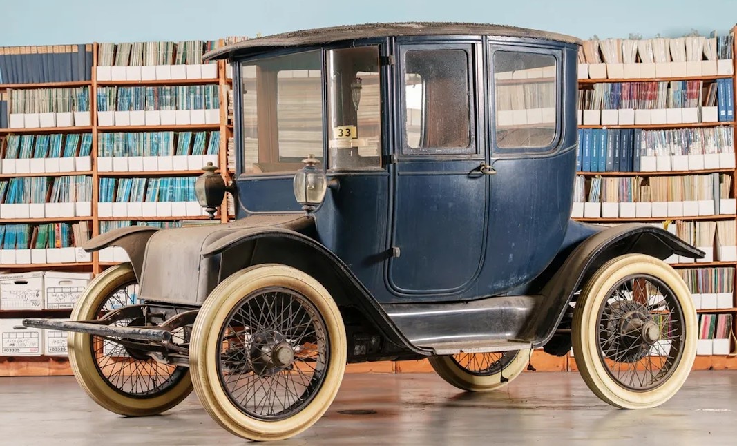 Detroit Electric образца 1914 года с оригинальными свинцово-кислотными батареями хранится в Национальном музее американской истории в Вашингтоне.