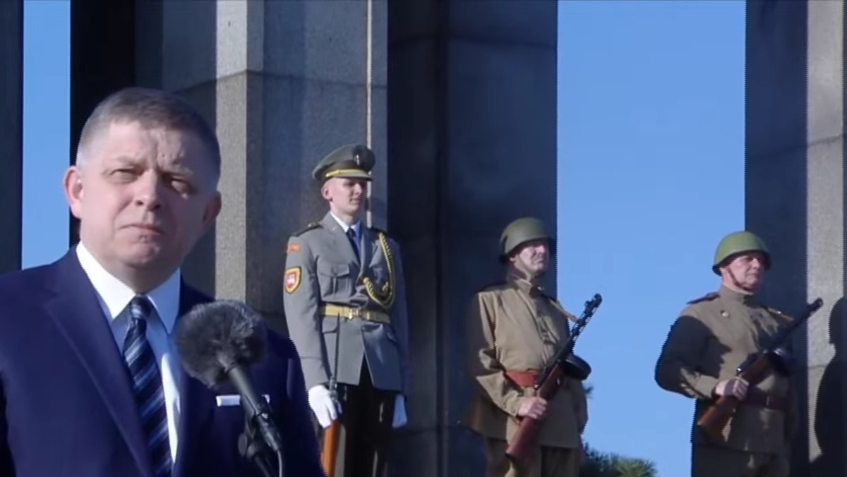     Роберт Фицо на Мемориале Славин в 80-ю годовщину освобождения Братиславы от нацизма   
Пресс-служба Правительства Словакии