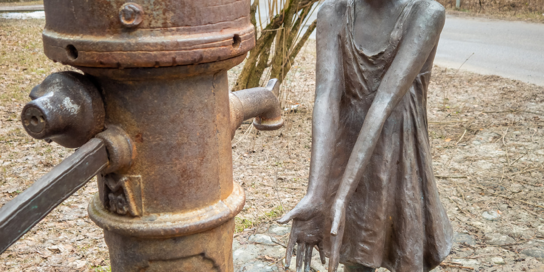 Та самая «Колонка»: необычная скульптура в посёлке Ильинском, о которой мало кто знает