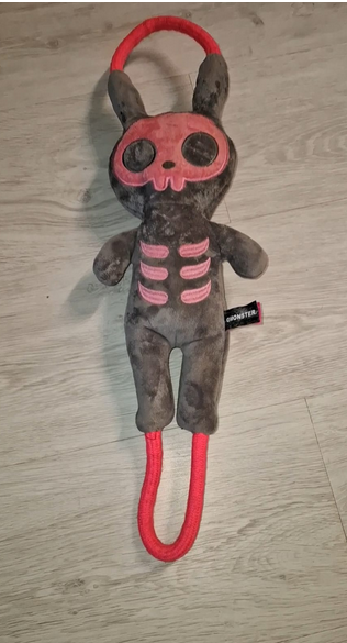 Любимая игрушка булли Лейлы. Мягкая тяговая игрушка-плюш с канатными ручками. По конструкции она задумана не как «неубиваемая жевалка», а как игрушка для потянуть, потрепать, поносить в зубах. Только для спокойной или средней по силе игры