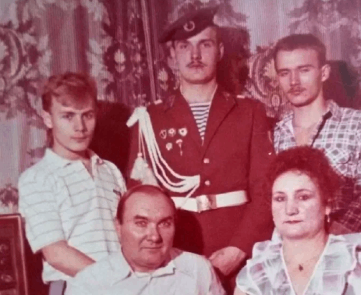 Дмитрий Быковский с родителями и младшими братьями