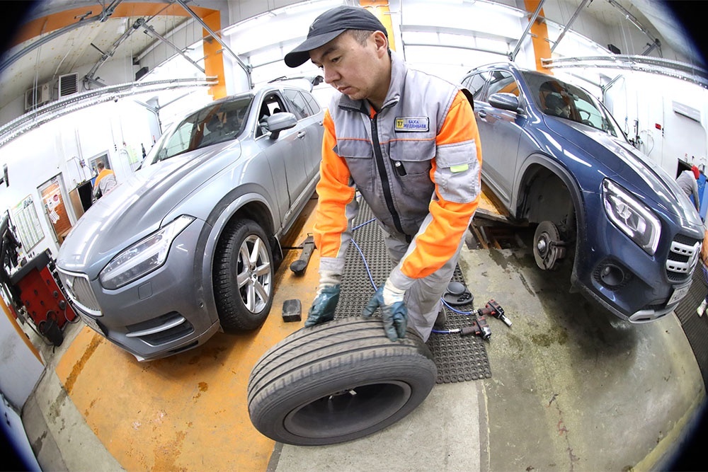    Если еще и с дисков снимать зимнюю резину и ставить летнюю, то работа обойдется в 5,5 тыс. рублей. / Сергей Михеев