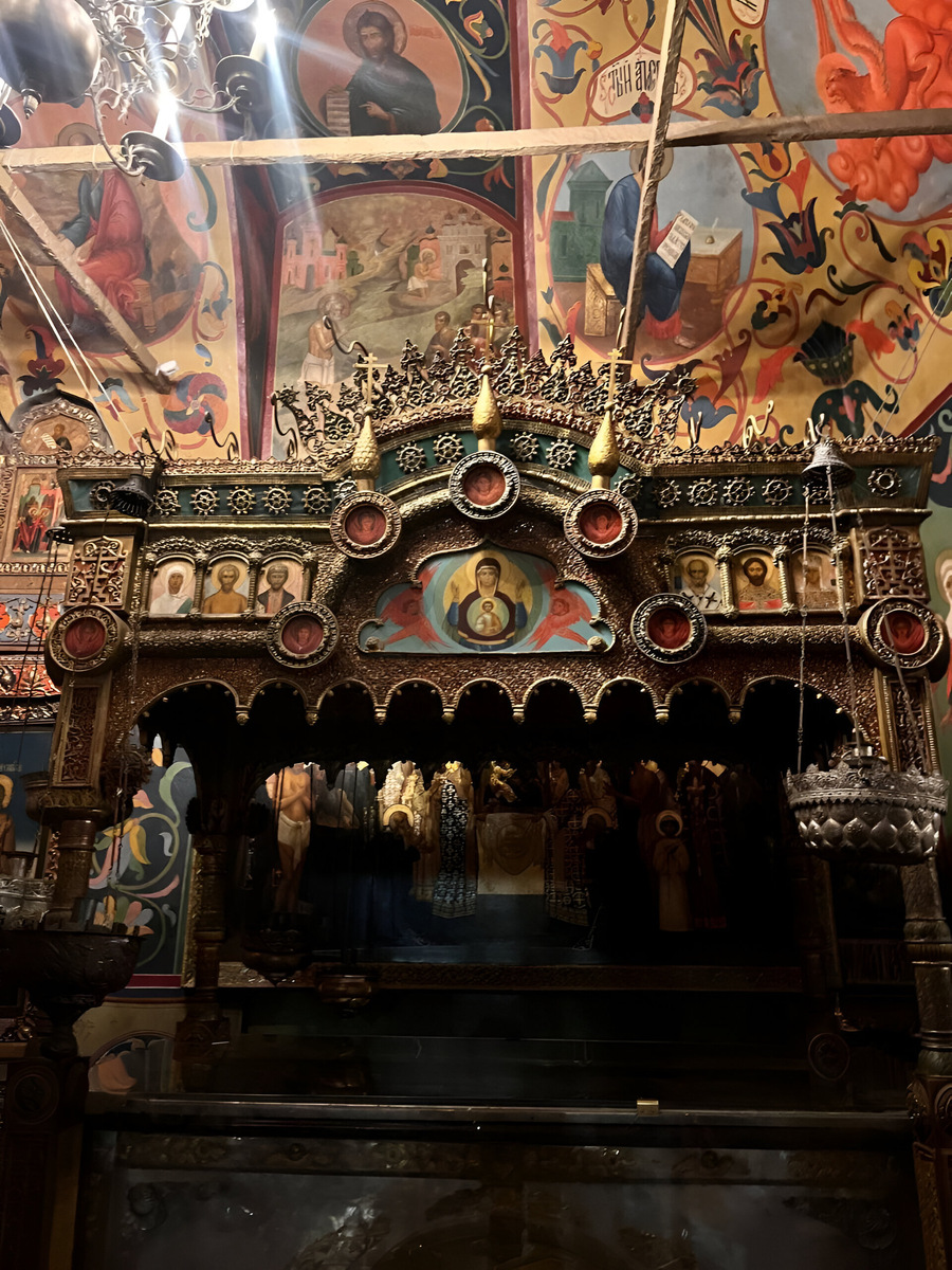 Резная арка над захоронением Василия Блаженного. Фото: Леонид Мерзликин