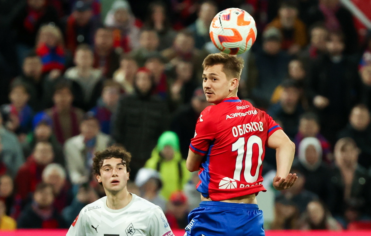     Александр Коваленко ("Крылья Советов") и Иван Обляков (ЦСКА)  Антон Новодережкин/ТАСС