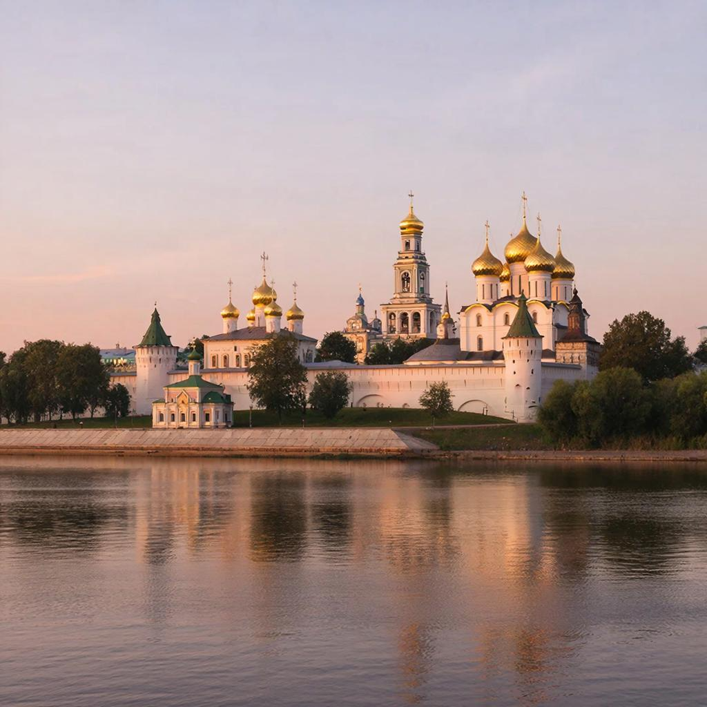 Ярославль. Вид на Спасо-Преображенский монастырь и набережную Волги в тёплый майский вечер.