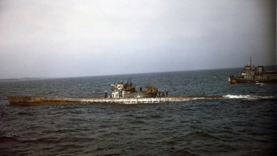 Сдавшуюся подводную лодку U-805 конвоируют на военно-морскую базу Портсмут, Нью-Гемпшир, США, 14 мая 1945 года