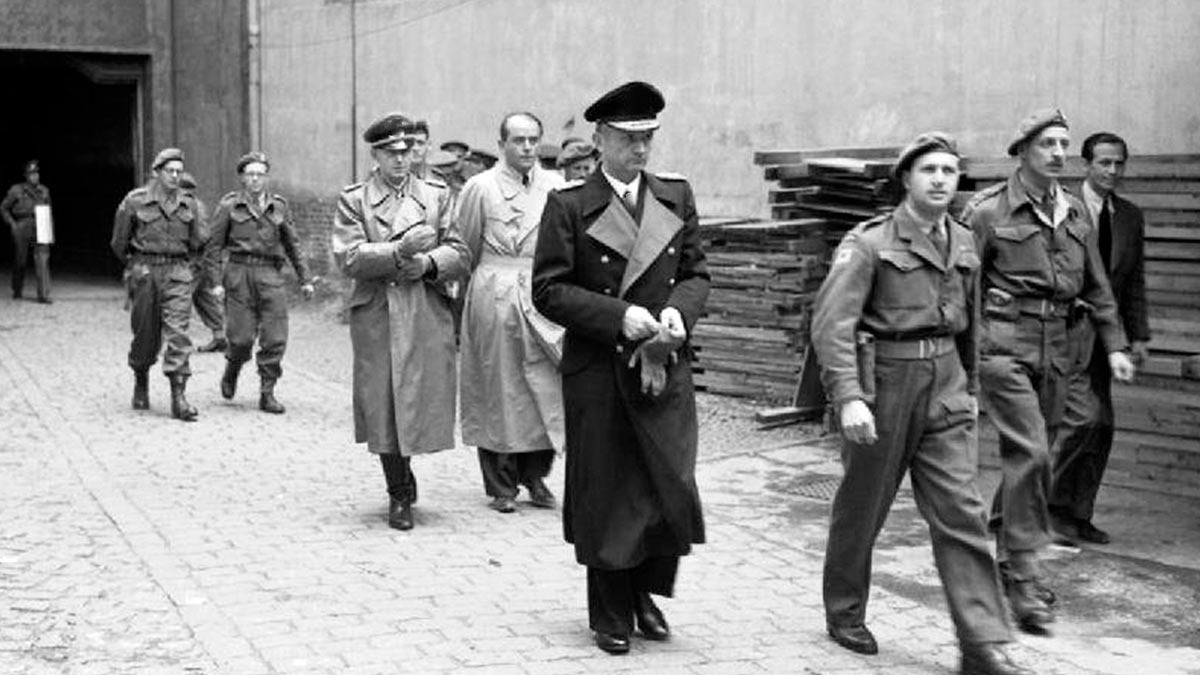 Гросс-адмирал Карл Дениц под конвоем британских военных после ареста