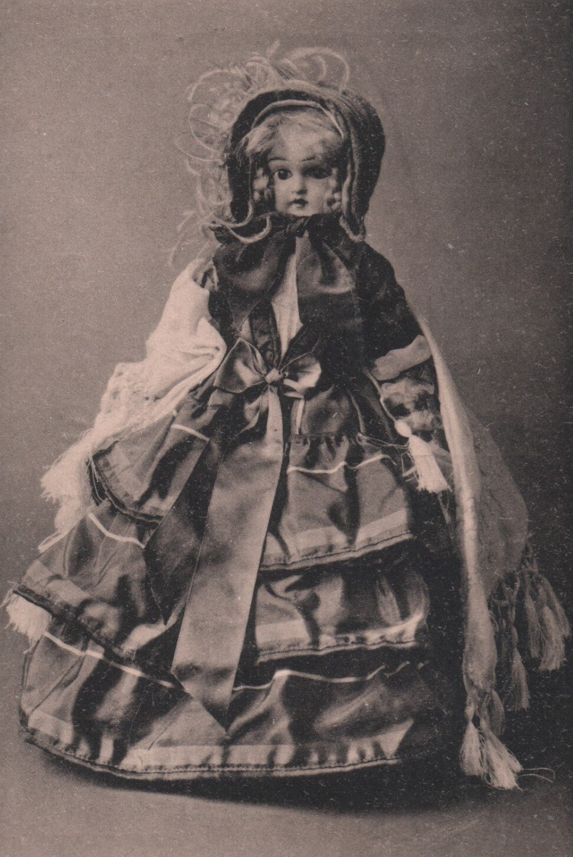 Антикварная кукла Источник: бесплатный банк фото