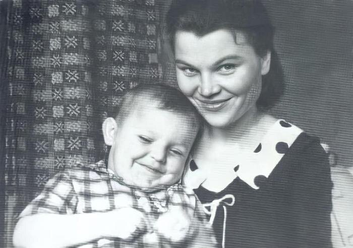 Михаил Круг в детстве с мамой, Зоей Петровной Воробьёвой. Фото © VK / Радио Шансон