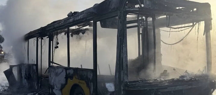 Утром 4 апреля 2026 года в Ярославской области загорелся рейсовый автобус ЛиАЗ. Пожар произошёл около 06:28 на 117-м километре трассы М-8 в районе остановки «Гагаринская Новосёлка» в Переславль-Залесском округе