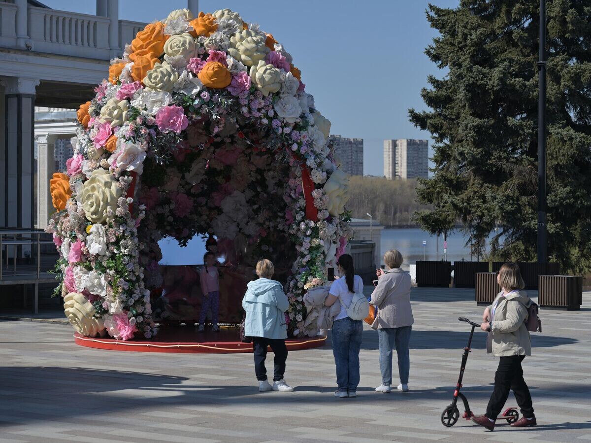    Люди гуляют по площади Северного речного вокзала возле праздничных конструкций в Москве | © РИА Новости / Евгений Биятов