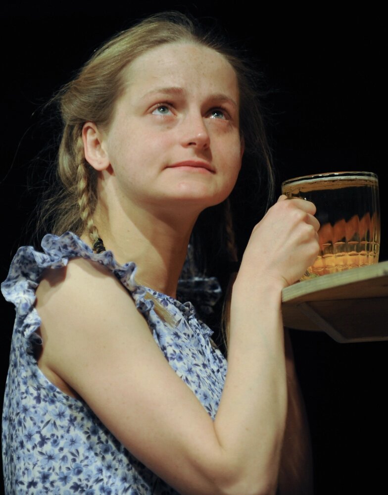    Актриса Театра-студии под руководством Олега Табакова Яна Сексте в сцене из спектакля «Wonderland-80», 2010 г. Фото: РИА Новости/ Владимир Вяткин