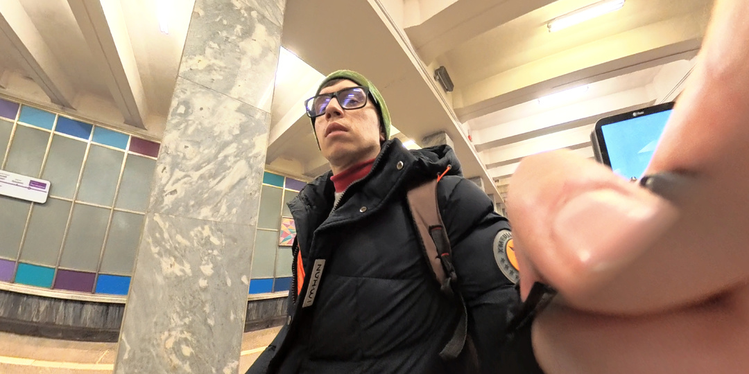 Американка поржала над тем, что в России “никто не улыбается”. В метро бабушка попросила поднести сумки – она ушла, и ей выписали штраф за к