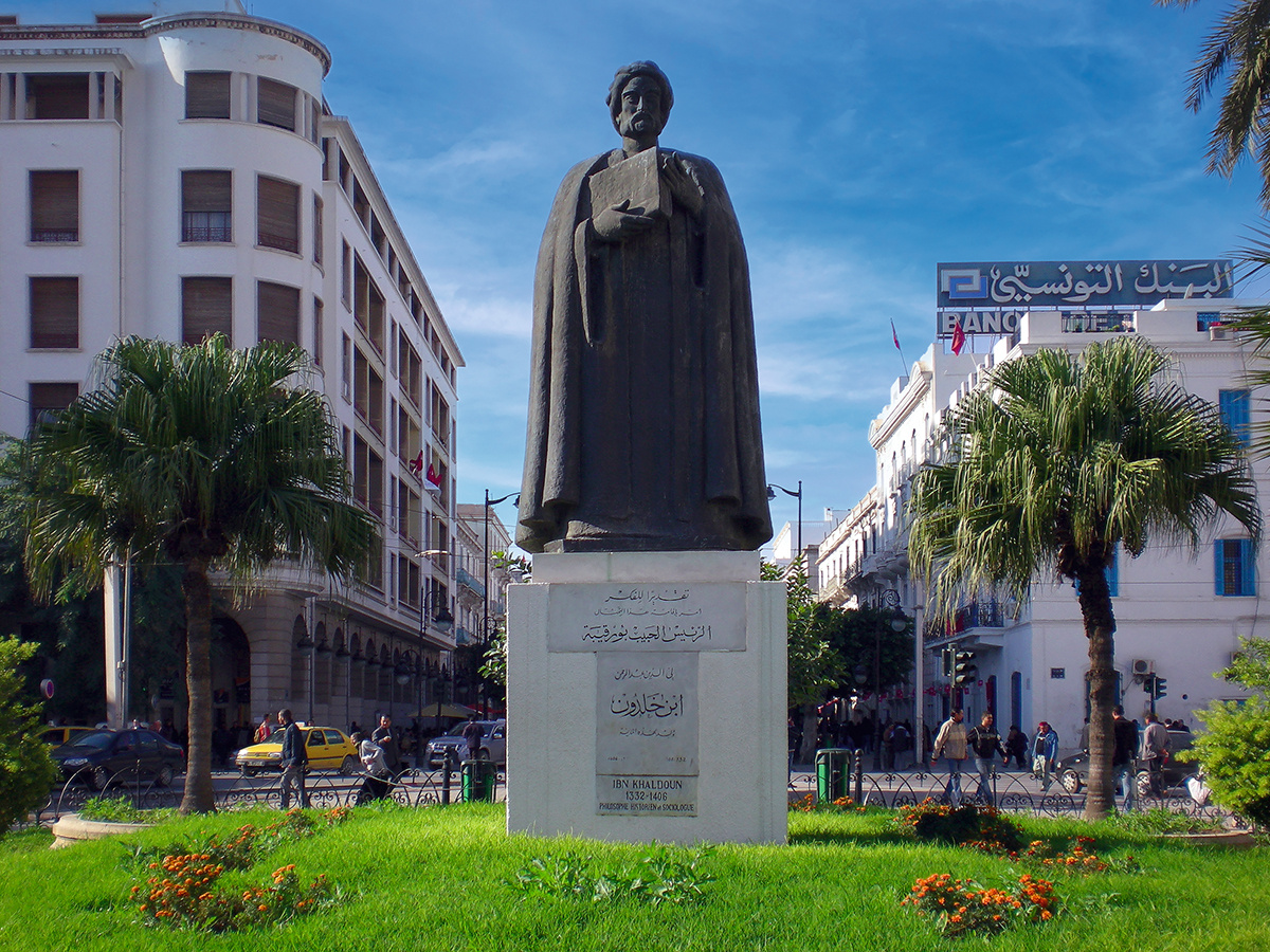 Памятник Ибн Хальдуну в Тунисе Автор: Citizen59, собственная работа, CC BY-SA 3.0, www.wikimedia.org