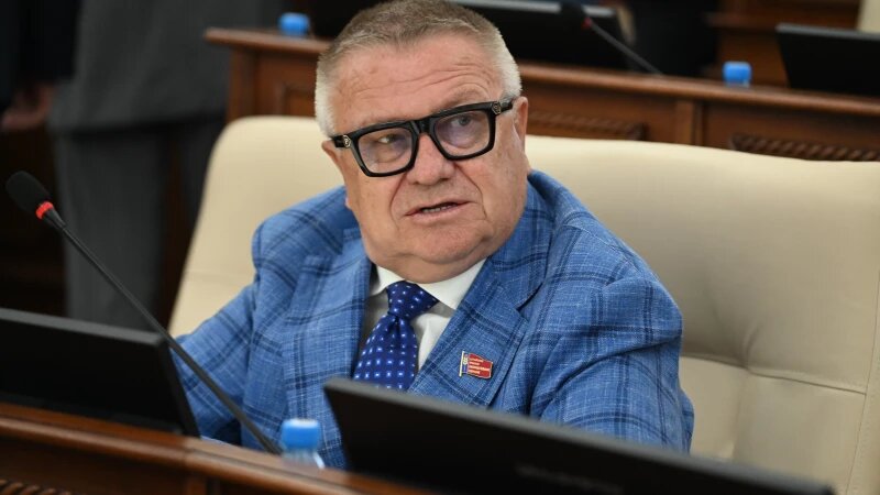     Сергей Писарев, председатель мандатной комиссии АКЗС, заместитель председателя АКЗС по образованию и науке. Фото предоставлено пресс-службой АКЗС.